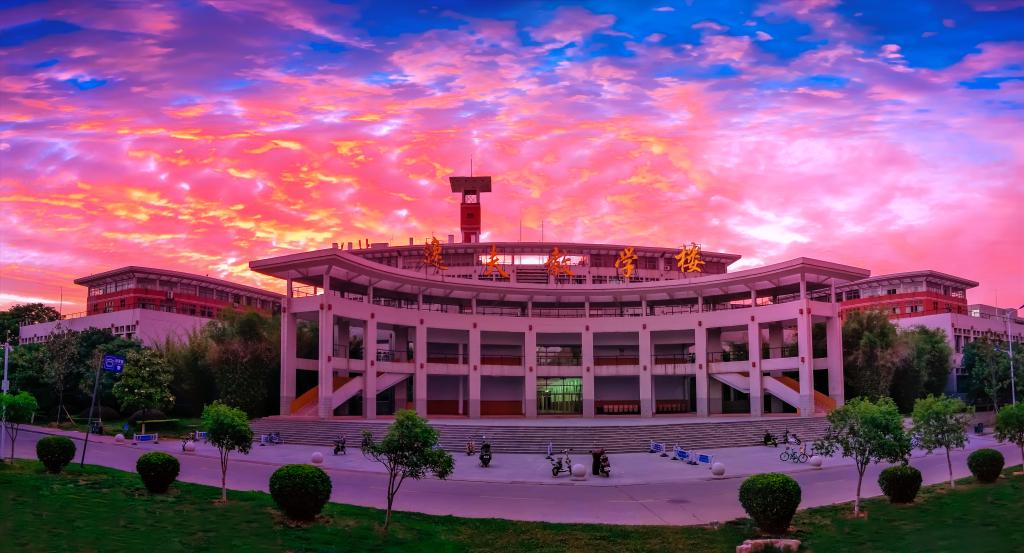 南阳师范学院校园湖景与教学楼