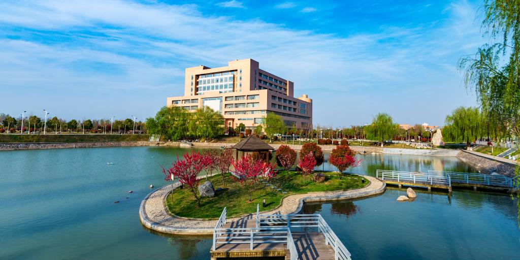 南阳师范学院校园月季与教学楼